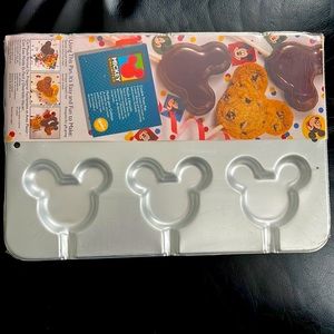 Mickey Mouse cookie treat pan by Wilton